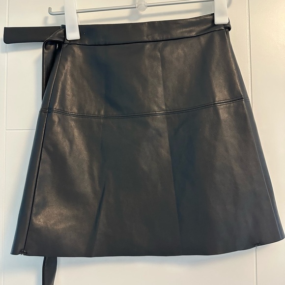 Wilfred Black Spurlock faux leather Mini Skirt size XS - Picture 4 of 6